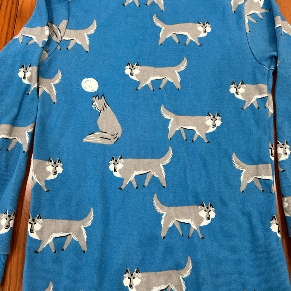 Wolf print Night Night Footed Pajamas in blue by Tea Collection - Picture 4 of 6